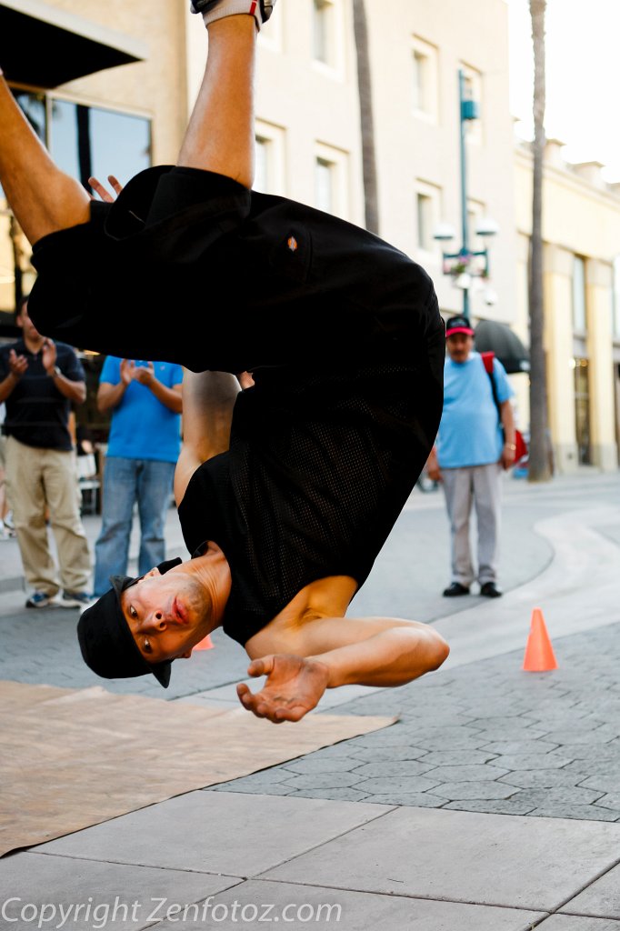 santamonica_street_performers-.jpg - Street performer on The Promenade in Santa Monica